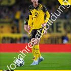 „MAXIMILIAN BEIER #14 / STURM“ oben links. „Vorausabildung“ diagonal. August 2026 Kalender unten. Fußballspieler in gelbem Trikot.