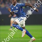 Text: "Vorjahresabildung", "Bryan Lasme", "August". Ein Fußballspieler im blauen Trikot läuft energisch. Unterer Rand zeigt einen Kalender.