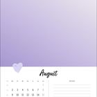 Kalenderseite: August. Termine: Nationalfeiertag (CH) 1.8., Maria Himmelfahrt 15.8. Lila Hintergrund mit Herz.