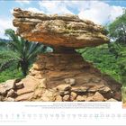 UNICEF kämpft gegen Kinderarbeit in Ghana. Großer Fels vor grüner Landschaft und Kalender für August.