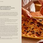 Kartoffelgratin mit schwarzen Oliven und Knoblauch. Rezept, Zutatenliste und Bild eines gebackenen Gratins in einer gelben Form.