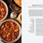 "Rindereintopf – wenn man dem Koch glauben schenken darf." Zwei Schalen mit herzhaftem Eintopf, Gewürze daneben.