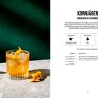 "Kornjäger: Kakao Nuss Old Fashioned" mit Anleitung und Zutaten. Links: Getränk in Glas mit Orangenscheiben.