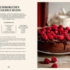 Text: „SCHOKOKUCHEN ‚DELICIOUS DEATH‘“. Daneben ein Schokoladenkuchen mit Himbeeren.