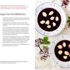 Fliederbeersuppe mit Grießklößchen. Rezeptdetails, Oma-Tipp für Apfelzugabe. Bild: Tiefrote Suppe mit hellen Klößchen.