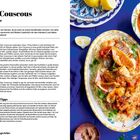 „Trapani-Couscous“ Rezept mit Zutaten, Zubereitung und Tipps. Rechts Teller mit Couscous und Fisch, daneben Zitronen.