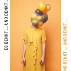 Texte: "UND DENKT ... ES DENKT ...". Person in gelbem Kleid, Gesicht durch bunte Luftballons verdeckt.