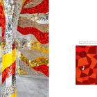 Geschwungene Mosaikbänder aus Glas, Spiegel und Kiesel; Farbige Wellenstrukturen in Rot, Gelb und Silber.