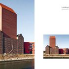 Landesarchiv NRW, Duisburg 2014. Rotes Backsteingebäude mit großem, turmartigem Aufbau am Wasser.