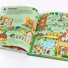 "Detektiv-Büro" und "Ich warte sehnsüchtig auf meinen ersten Fall!" Kreative, bunte Illustration mit Insekten und Häusern.