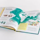 "Der Wettlauf um die Gewürze." Zwei Illustrationen von Segelschiffen und eine Landkarte. Kompassrose rechts oben.