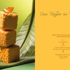 „One Night in Bangkok“ und Beschreibung eines Kokos-Reis-Törtchens mit Mango auf einem grünen Blatt.