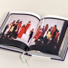 Text: "Frühjahr/Sommer 1998", "RALPH". Geöffnetes Fotobuch mit Laufstegmodels in bunten Kleidern auf einer weißen Treppe.