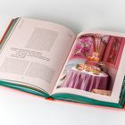 Links steht der Text „TIEF EINTAUCHEN IN DIE JAPANISCHE KULTUR“. Rechts ein Foto eines rosa dekorierten Zimmers mit Tisch.