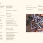 Register mit Rezepttiteln und Seitenzahlen. Darunter Bild mit verschiedenen Holz- und Metallküchenutensilien auf Stoff.
