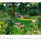 August, Kalender mit grüner Gartenlandschaft. Zwei Holzstühle unter einem Baum, umgeben von blühenden Pflanzen und Blumen.