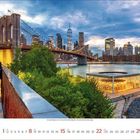 Kalender für August 2023. Brooklyn Bridge und New York Skyline in der Dämmerung, beleuchtetes Gebäude am Flussufer.