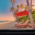 August, Kalender, tropischer Strand, Liegestühle unter rotem Sonnenschirm, Palmen, sanfte Wellen, warme Farben im Sonnenaufgang.
