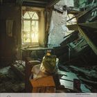 Kalenderblatt August 2024. Verfallener Raum mit zerbrochenem Fenster, Sonnenlicht dringt herein, umgeben von Trümmern.