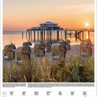 Kalendertabelle für August 2027, zeigt Wochentage und Daten. Strand mit Sonnenuntergang, Strandkörben, und ein Gebäude auf Stelzen.