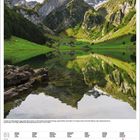 August 2027; Kalender mit See und Bergen, spiegelnde Wasseroberfläche. Wiesen und Felsen umrahmen die Szene.