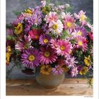 "8 2027", "Foto: Ulrike Schremmer". Ein bunter Blumenstrauß in einer Vase auf Holztisch, umgeben von einem Kalender unten.