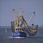 Der Mittelpunkt ist ein blaues Fischerboot mit der Aufschrift "NEU230". Es fährt auf
offenem Wasser, umgeben von Netzen.