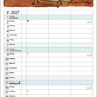 "Den Fernseher weg und stattdessen noch ein Sofa?" Zwei Elefanten; einer auf dem Sofa, einer im Türrahmen. Augustkalender.