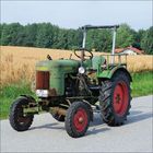 Alter grüner Traktor mit der Aufschrift „Fendt“, Kennzeichen „RO NC 563“, steht auf einer ländlichen Straße.