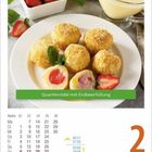 Quarkknödel mit Erdbeerfüllung, Kalender Juni, Mittwoch der 2., Teller mit Knödeln, Erdbeeren, Minzblätter.