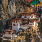 Kalenderblatt mit blauer "8" 2021; Daten von 1 bis 31; Tempel auf Felsen, umgeben von bunten Gebetsfahnen.