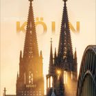„DEUTSCHLAND KÖLN“, „AUGUST“ mit Kalendarium; zwei beleuchtete Kirchtürme, rechte Brückenstruktur, Sonnenstrahlen.