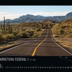 "CARRETERA FEDERAL 1, 1711 KM." Lange Straße in wüstenartiger Landschaft mit Kakteen und Bergen in der Ferne.