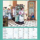 August-Kalender. Eine Illustration zeigt eine altmodische Küche mit zwei Frauen beim Kochen und zwei Kindern beim Spielen.