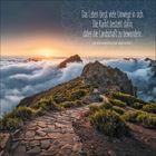 "Das Leben birgt viele Umwege in sich. Die Kunst besteht darin, dabei die Landschaft zu bewundern. Buddhistische Weisheit."  
Ein Wanderweg auf einem Berggipfel bei Sonnenaufgang, umgeben von Wolkenmeeren.