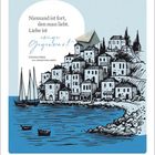 Zitat: "Niemand ist fort, den man liebt. Liebe ist ewige Gegenwart." Illustration: Küstenstadt am Meer mit Booten.