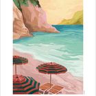 Kalenderseite für August. Illustration: Strand mit Sonnenschirmen, Liegestühlen, Meer und Felsen im Hintergrund.