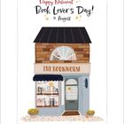 "Happy National Book Lover’s Day! 9. August. THE BOOKWORM." Illustration eines Buchladens mit dekorativem Schaufenster.