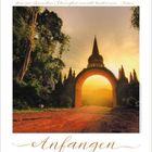 "Was neu anfangen will, muss es erst tun." Darunter: "Anfangen". Ein Torbogen bei Sonnenaufgang, umgeben von Wald.