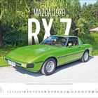 „MAZDA 1979 RX 7“ vor grüner Naturkulisse. Ein grüner Oldtimer steht auf einem Schotterweg. Unten ist „8“ für August zu sehen.