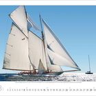 Kalenderseite: August 2011. Zwei Segelboote auf offenem Meer unter klarem Himmel, eines im Vordergrund, das andere weiter entfernt.