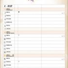 "LET YOUR HEART BE YOUR COMPASS" umgeben von Blumenkranz. Darunter ein Kalender für August 2027.