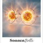 Text: "Sonnen Brille, Juni 2027." Illustration: Eine Brille mit leuchtenden Sonnen als Gläser.