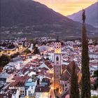 Kalenderblatt für August 2021 mit städtischer Abendszene, Kirchturm und Sonnenuntergang.