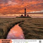 "WESTERHEVER LEUCHTTURM" steht in der linken Ecke. Ein Leuchtturm steht in einer Dünenlandschaft vor einem dramatischen Abendhimmel.