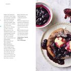 Titel: Dutch Baby mit Heidelbeer-Kompott. Rezept und Zutatenliste links, darunter Vorbereitungshinweise. Rechts: Gerichte mit Eis.