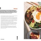 Bunte Reis-Bowl. Bibimbap. Rezept und Zutatenliste. Abbildung: Eine Schüssel mit Reis, Gemüse, Ei und Sauce. 