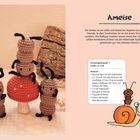 Der Text beschreibt Häkelameisen, die aus Baumwollgarn bestehen. Eine Ameise steht auf einem Pilz, daneben Holz.