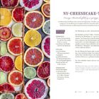 "NY-CHEESECAKE-TARTE: Cremige Käsekuchenfüllung & spritzige Zitrusfrüchte." Rezept und bunte Zitrusfruchtscheiben.