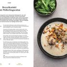 Brezelknödel mit Pfifferlingsrahm: Rezepttext mit Zutatenliste und Zubereitung. Rechts Bild mit Knödeln und Pilzen in Sauce.